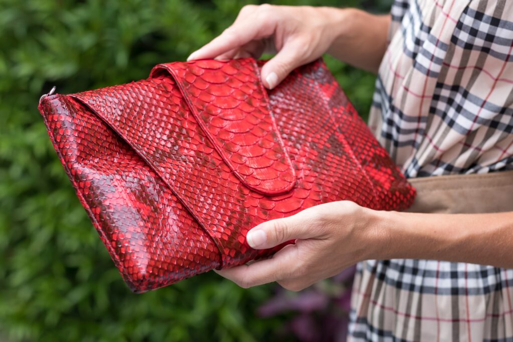 pochette femme en peau de croco