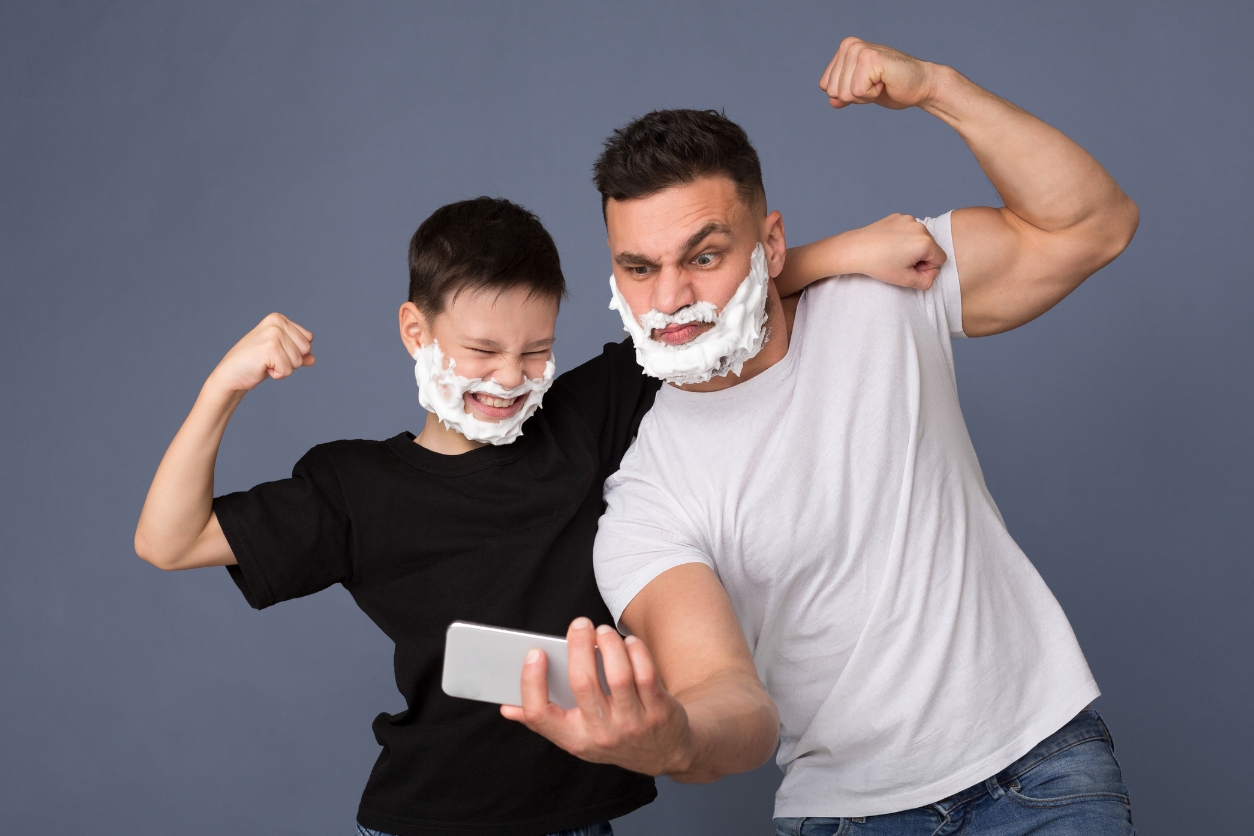 père et enfant soin du visage