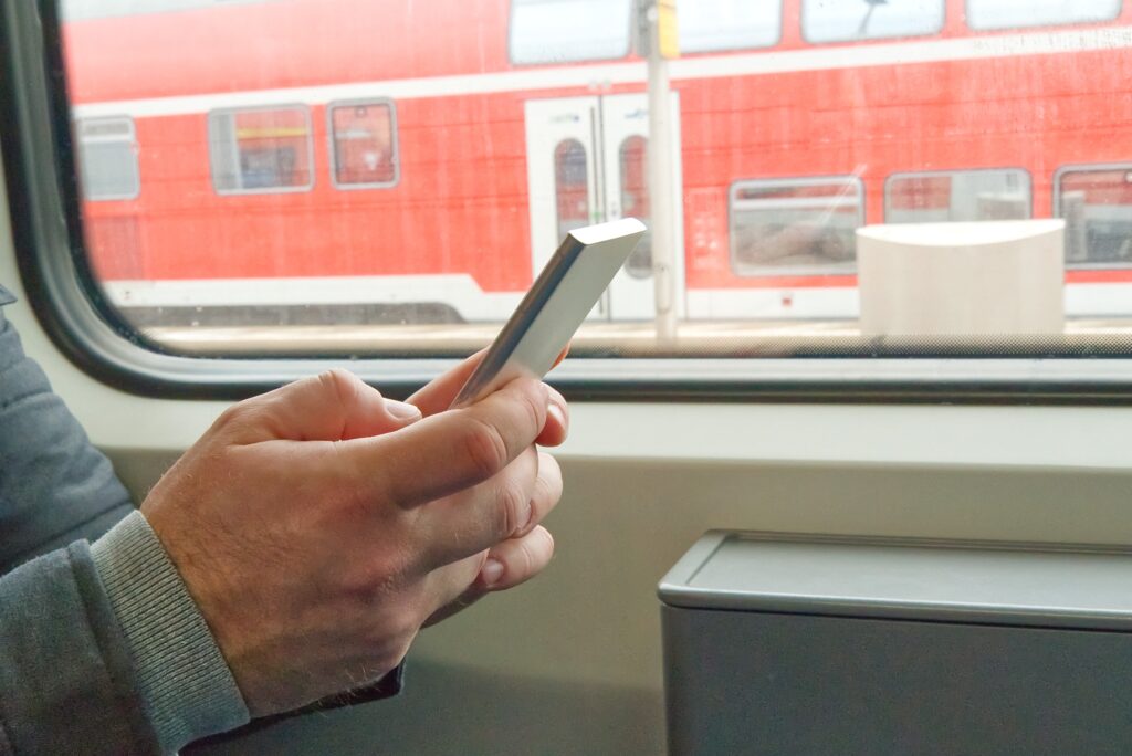 jeux à jouer sur téléphone pour se détendre lors d’un voyage en train